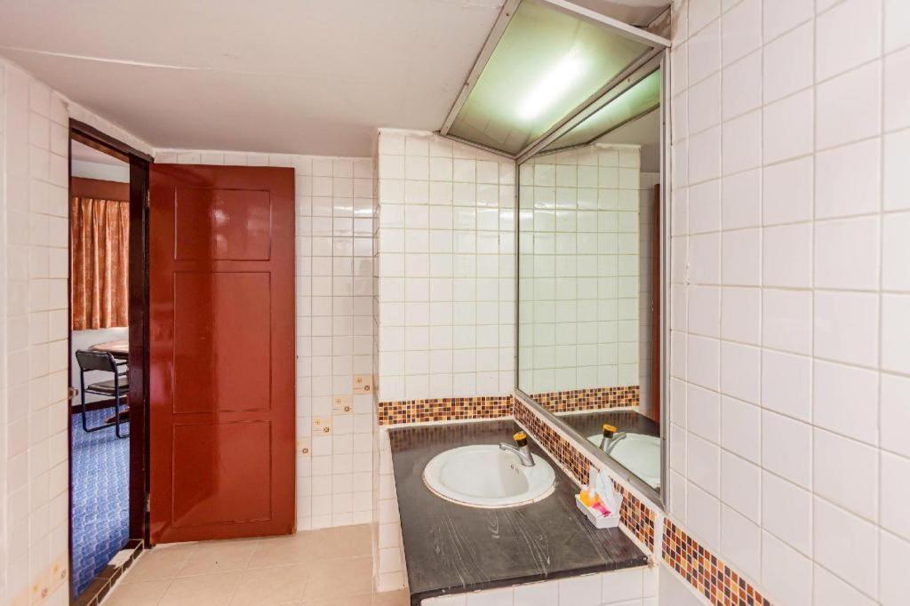 Oyo 441 Grand Thara Hotel Surat Thani Luaran gambar